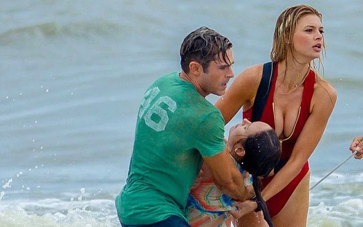 Η Kelly Rohrbach και ο Zac Efron σε σκηνή διάσωσης στην παραλία.
