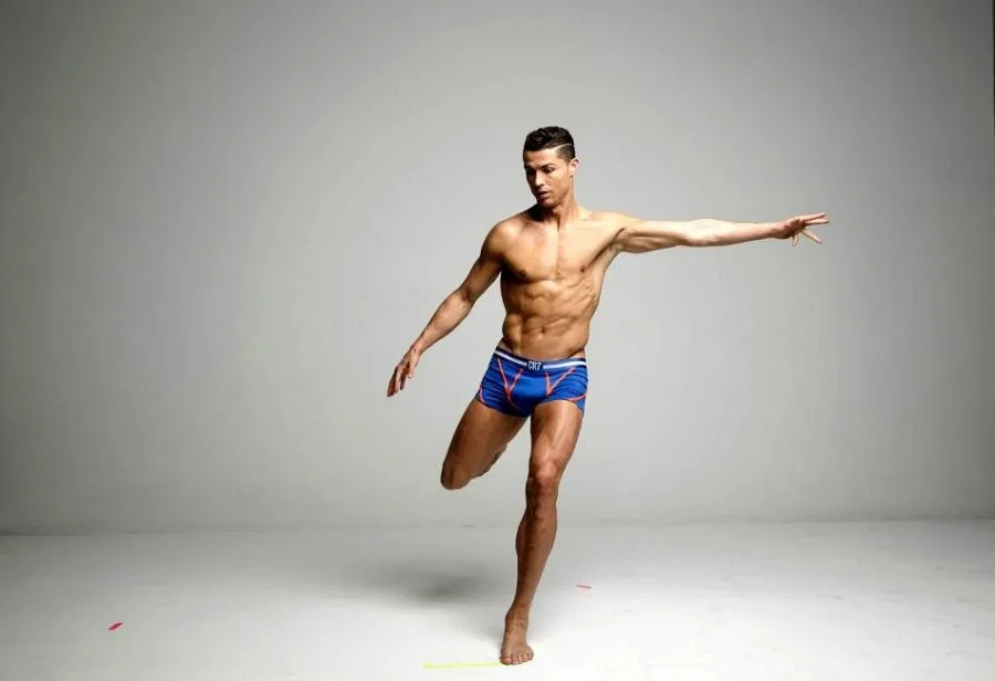 Ο Christiano Ronaldo ποζάρει ημίγυμνος με μπλε εσώρουχο σε στούντιο.