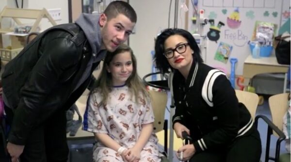 H συγκινητική συναυλία της Demi Lovato και του Nick Jonas στο νοσοκομείο.