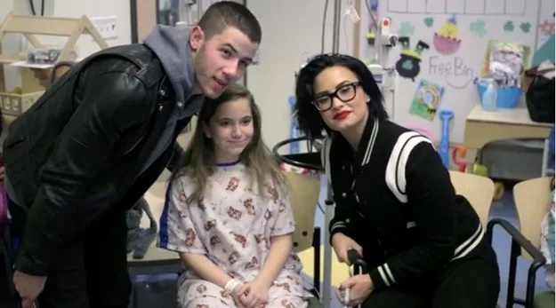 Ο Nick Jonas και η Demi Lovato σε επίσκεψη σε νοσοκομείο παίδων.