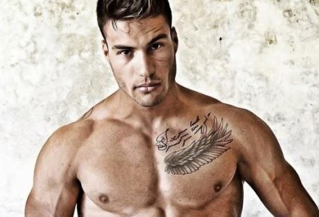 Αυτός είναι ο πιο sexy αστυνομικός της Ελλάδας και φωτογραφίζεται γυμνός!