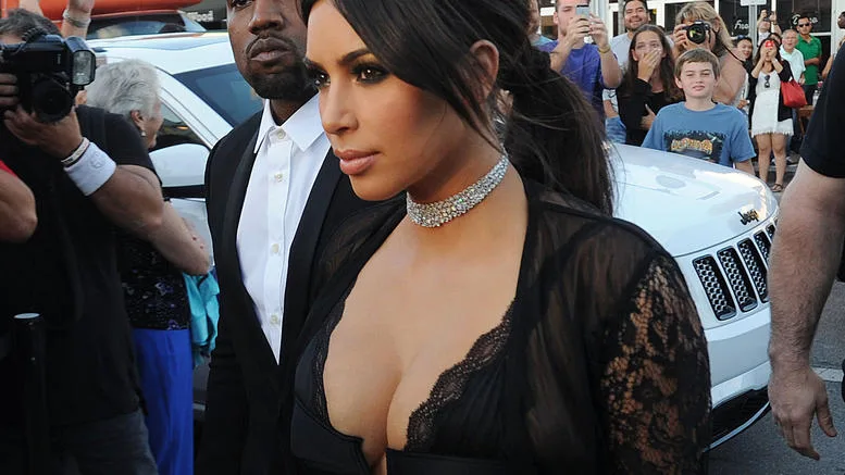 Η Kim Kardashian και ο Kanye West σε δημόσια εμφάνιση.