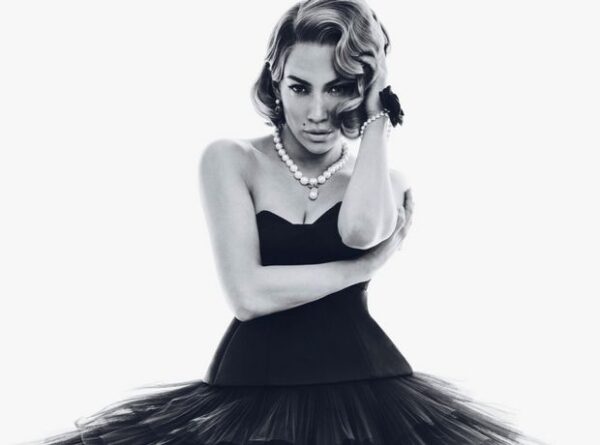 Η Jennifer Lopez κάνει μία από τις καλύτερες φωτογραφήσεις της καριέρας της!