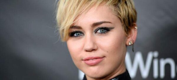 Γάτα χάραξε το πρόσωπο της Miley Cyrus!
