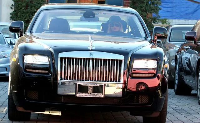 paris-hilton-rolls-royce-ghost-640