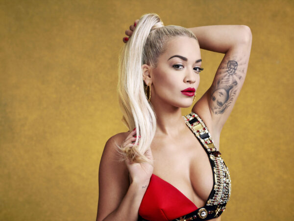 Η Rita Ora κάτι «ξέχασε» να φορέσει μέσα από την μπλούζα