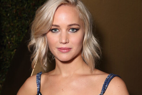 H Jennifer Lawrence φοράει μόνο τη διαφανή μπλούζα της και εμείς τα βλέπουμε όλα