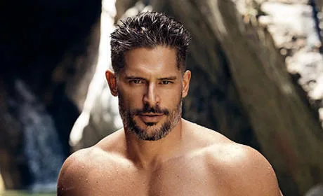 Ο Joe Manganiello ποζάρει χωρίς μπλούζα σε εξωτερικό χώρο.