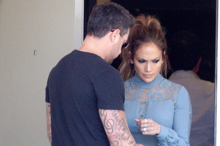Η Jennifer Lopez με γαλάζιο δαντελωτό φόρεμα δίπλα στον σωματοφύλακά της.
