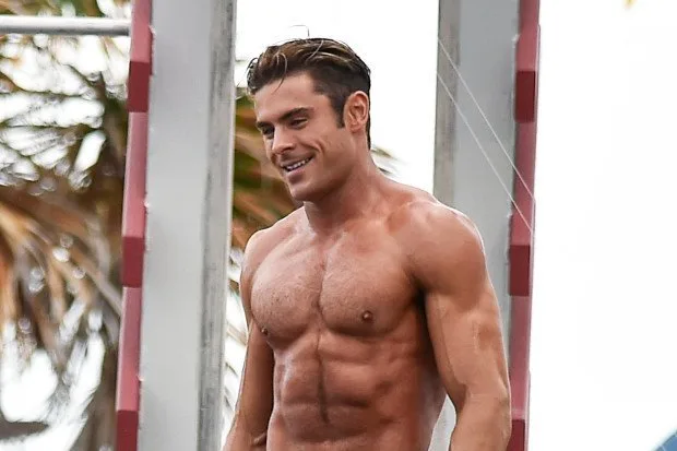 Ο Zac Efron χωρίς μπλούζα σε εξωτερικό χώρο.