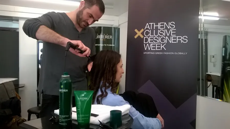 Backstage προετοιμασίες μαλλιών για την 19η Athens Xclusive Designers Week.