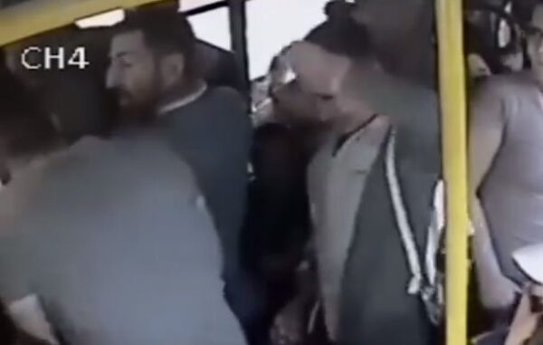 Άντρας κατεβάζει το εσώρουχό του στο λεωφορείο και τρώει το ξύλο της χρονιάς του.