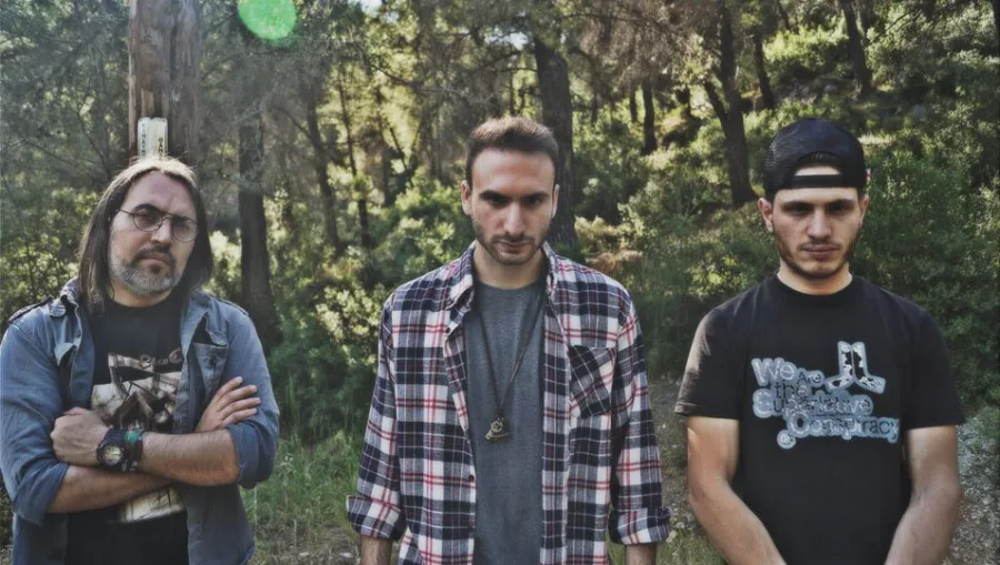 Η ομάδα Haunted Tube σε εξωτερικό χώρο με δέντρα.