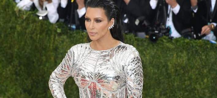 Η Kim Kardashian με ασημί φόρεμα στο Met Gala