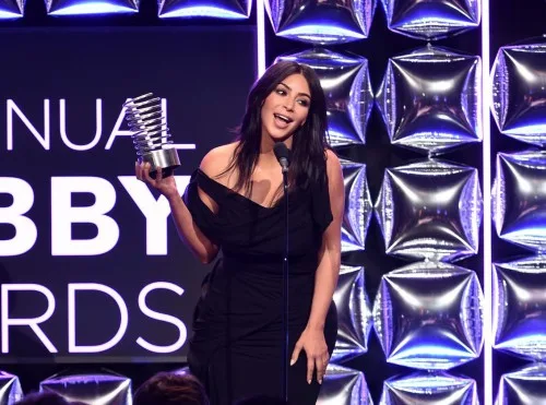 Η Kim Kardashian με το βραβείο Break the Internet στα Webby Awards.
