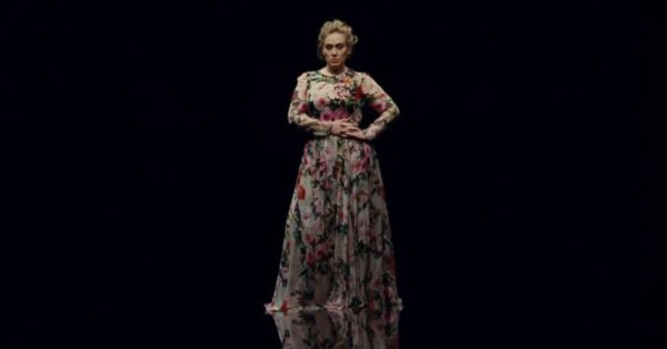 Αυτό είναι το νέο βίντεο κλιπ της Adele