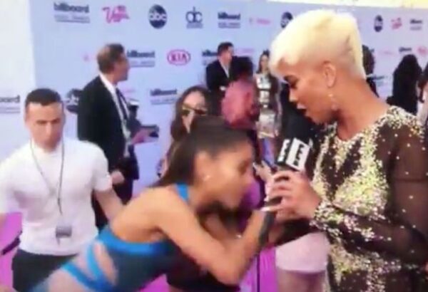 H Ariana Grande τσακίζεται στο Red Carpet των Billboard Music Awards και δυστυχώς το έχουμε σε βίντεο.