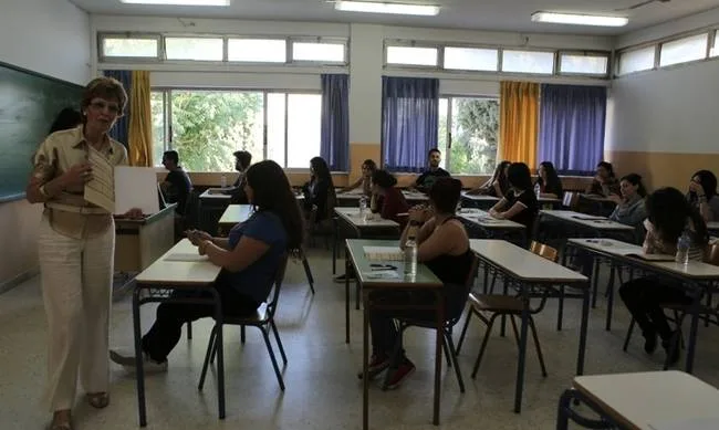 Μαθητές σε σχολική αίθουσα κατά τη διάρκεια μαθήματος ή εξετάσεων.