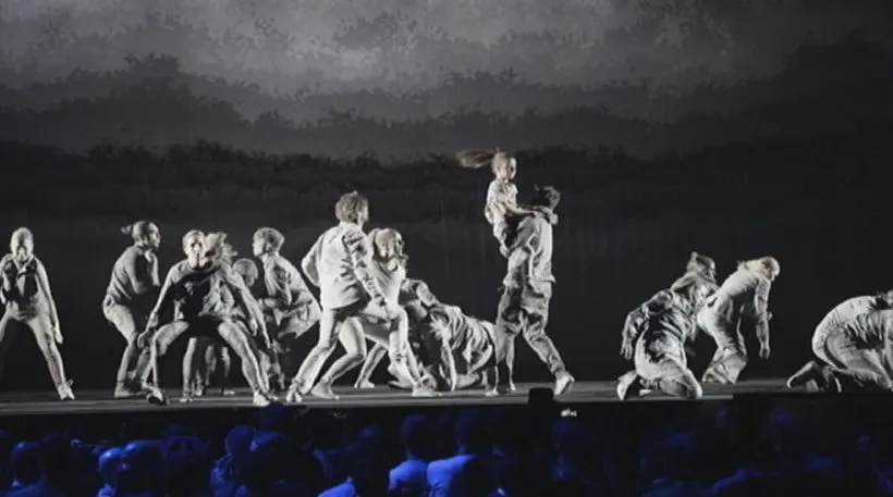 Χορευτική παράσταση The Grey People στη σκηνή της Eurovision 2016.