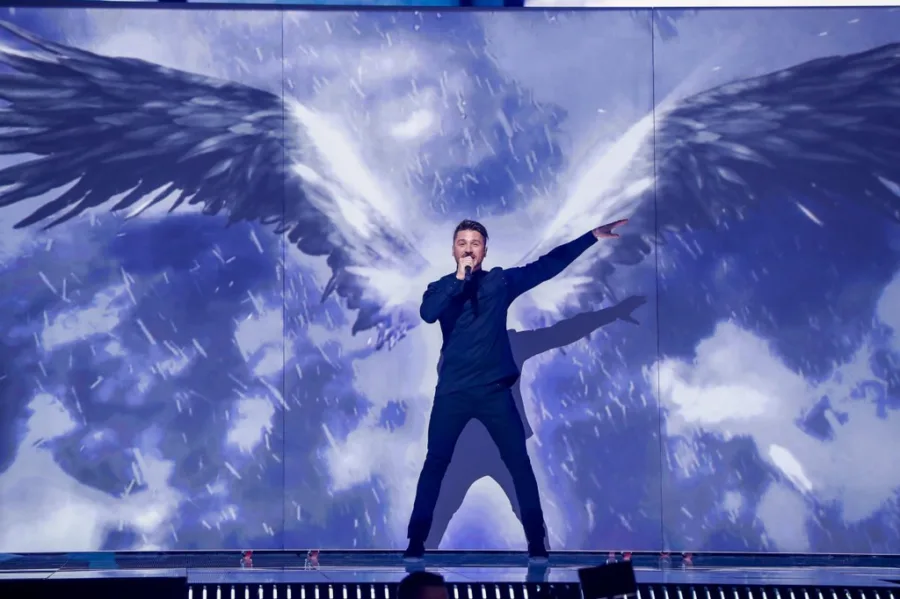 Ο Sergey Lazarev στη σκηνή της Eurovision με φόντο φτερά αγγέλου.