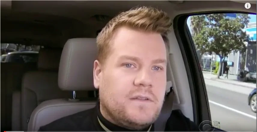 Ο James Corden στο τιμόνι αυτοκινήτου για το Carpool Karaoke.