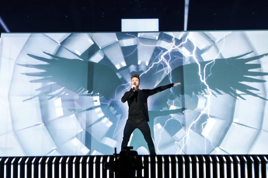 Ο Sergey Lazarev στη σκηνή της Eurovision με εντυπωσιακά γραφικά.