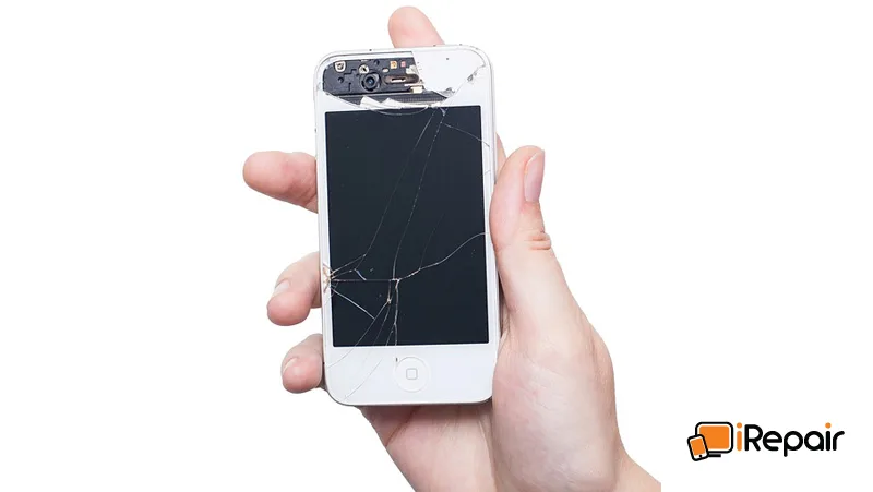 Ένα λευκό iPhone με σπασμένη οθόνη και εμφανή εσωτερικά εξαρτήματα στο πάνω μέρος.