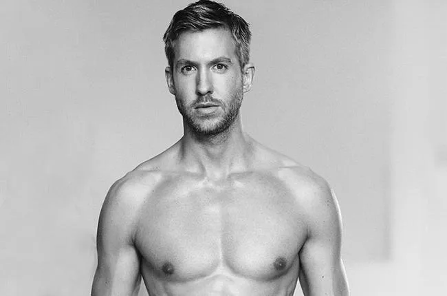 Ο Calvin Harris σε ασπρόμαυρη φωτογραφία χωρίς μπλούζα.