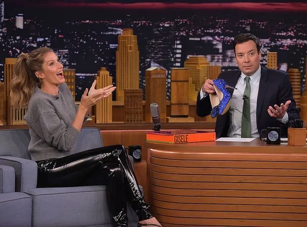 Η Gisele Bündchen και ο Jimmy Fallon στο πλατό του The Tonight Show.