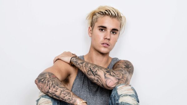 O Justin Bieber πέφτει ΞΑΝΑ σε τρύπα στην σκηνή!