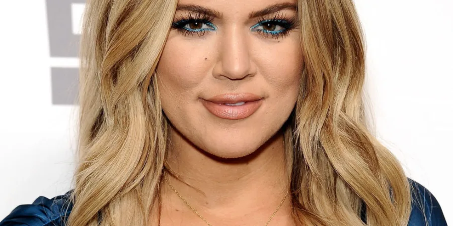 Κοντινό πορτρέτο της Khloe Kardashian με έντονο μακιγιάζ ματιών.