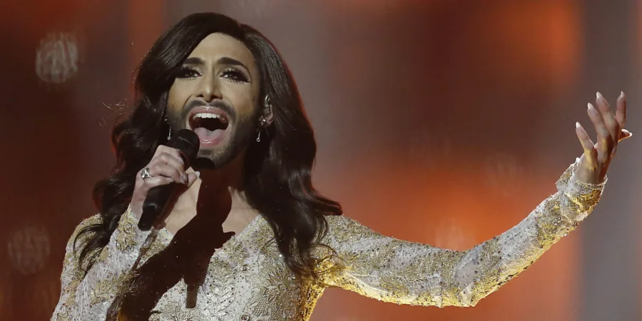 Η Ματθίλδη Μαγγίρα ως Conchita Wurst στη σκηνή του Your Face Sounds Familiar.