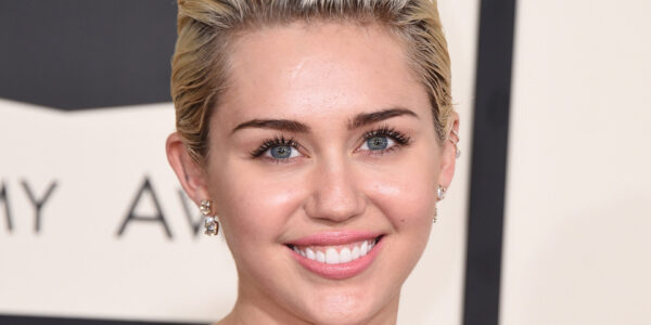 Τι;! Περιμένει παιδί η Miley Cyrus;