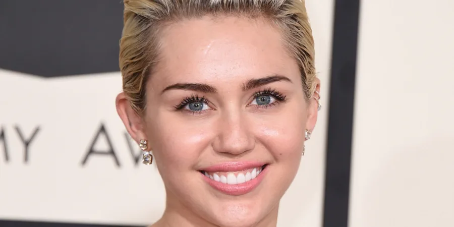 Κοντινό πλάνο της Miley Cyrus σε επίσημη εκδήλωση.