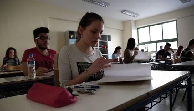Μαθητές σε αίθουσα κατά τη διάρκεια των Πανελληνίων εξετάσεων.