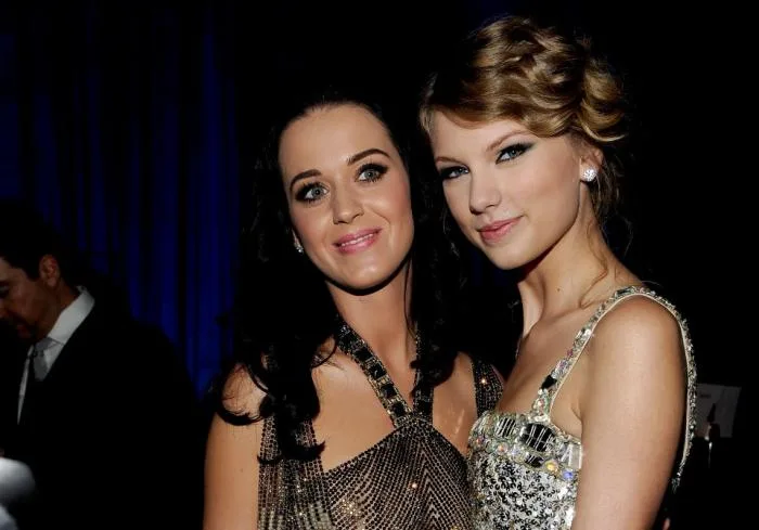 Η Katy Perry και η Taylor Swift ποζάρουν μαζί σε εκδήλωση.