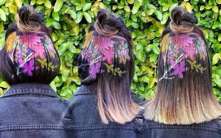 Τρεις γυναίκες με hair stenciling σχέδια λουλουδιών στα μαλλιά τους.