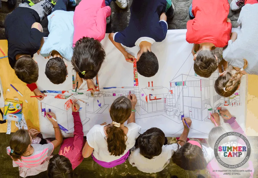 Παιδιά ζωγραφίζουν σε μεγάλο χαρτί στο Summer Camp στην Τεχνόπολη.