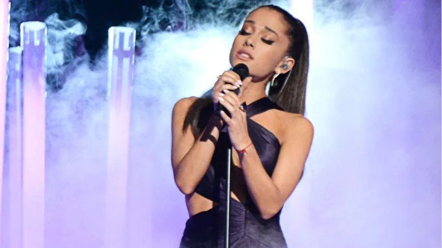 Η Ariana Grande τραγουδάει σε σκηνή με καπνούς