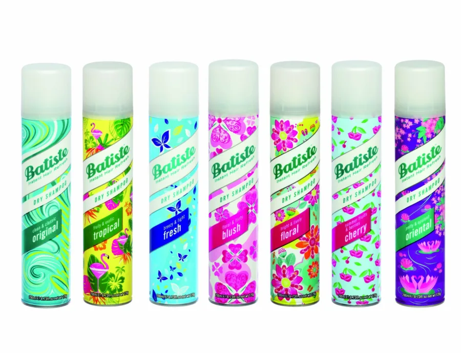 Σειρά από επτά συσκευασίες Batiste Dry Shampoo με διαφορετικά αρώματα και σχέδια.