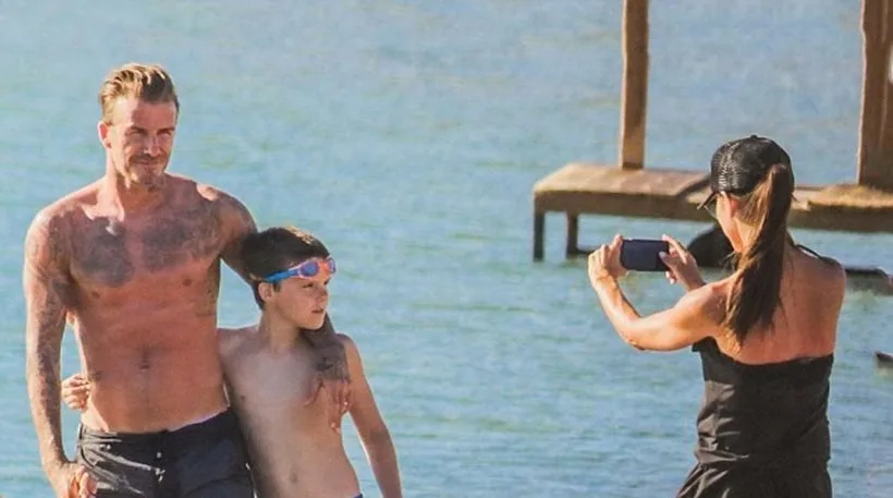 Ο David Beckham με τον γιο του στην παραλία και η Victoria Beckham να τους φωτογραφίζει.