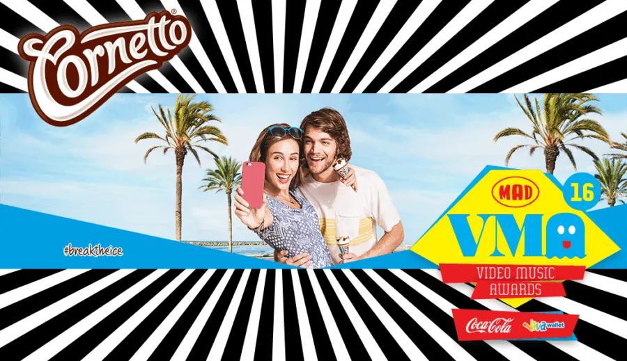 Διαφημιστικό Cornetto για τα MAD VMA 2016 με ένα ζευγάρι σε παραλία.