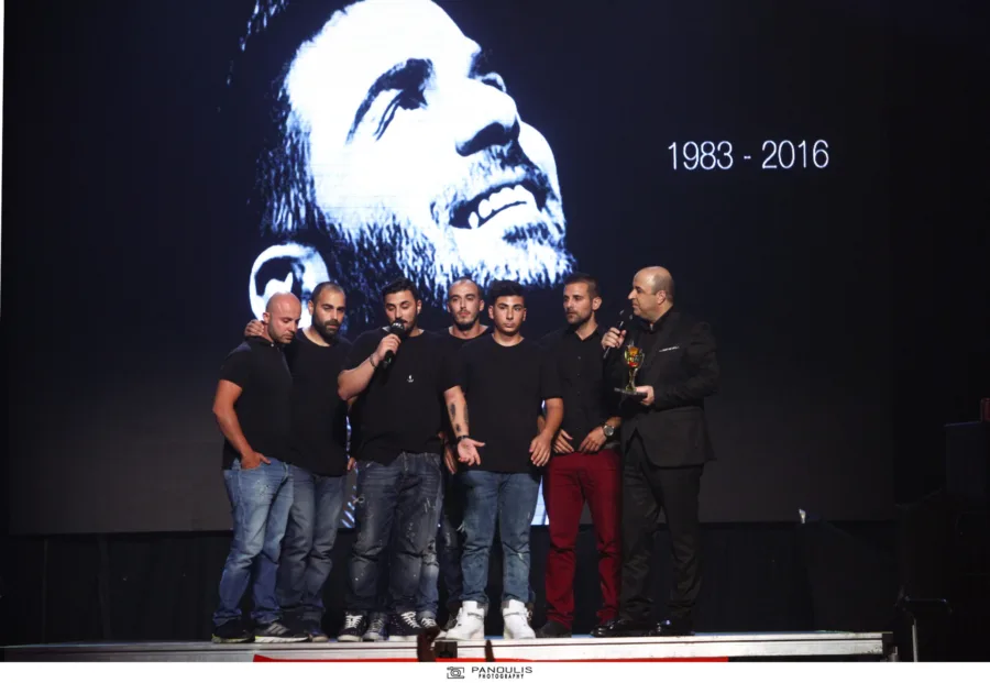 Τα αδέλφια του Παντελή Παντελίδη στη σκηνή των MAD VMA 2016.
