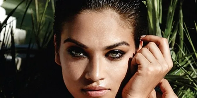 Κοντινό πλάνο της Shanina Shaik με έντονο μακιγιάζ στα μάτια.