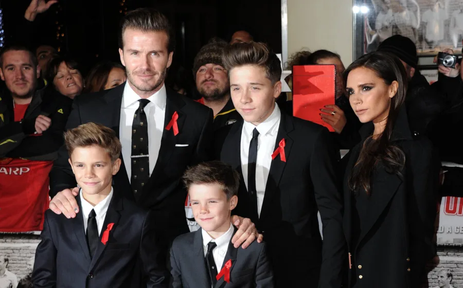 Ο David και η Victoria Beckham με τους τρεις γιους τους σε επίσημη εμφάνιση.