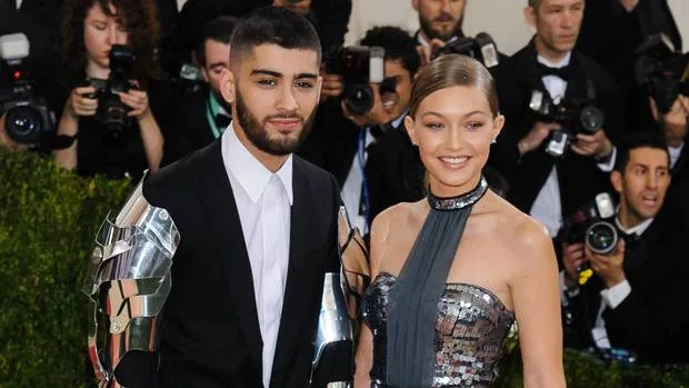 Ο Zayn Malik και η Gigi Hadid στο κόκκινο χαλί του Met Gala.