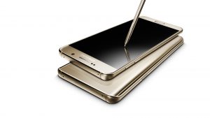 Samsung Galaxy Note 7 σε χρυσό χρώμα με την γραφίδα S Pen.