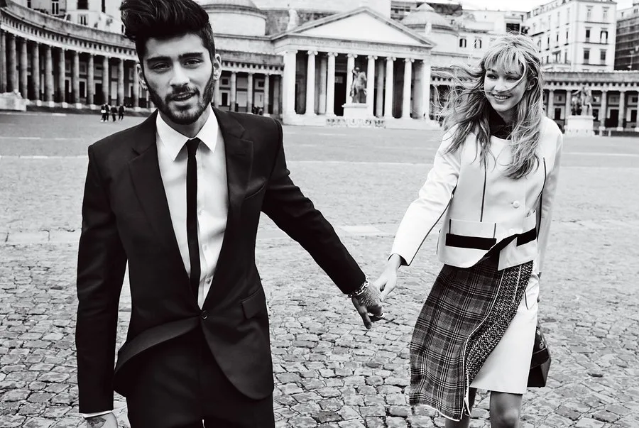 Ο Zayn Malik και η Gigi Hadid περπατούν χέρι-χέρι σε πλατεία.