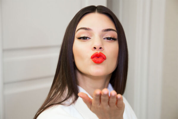Η Kendall Jenner βγήκε έξω με τη νέα της εμφάνιση!