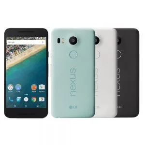 Τέσσερα smartphone LG Nexus 5X σε διαφορετικά χρώματα.